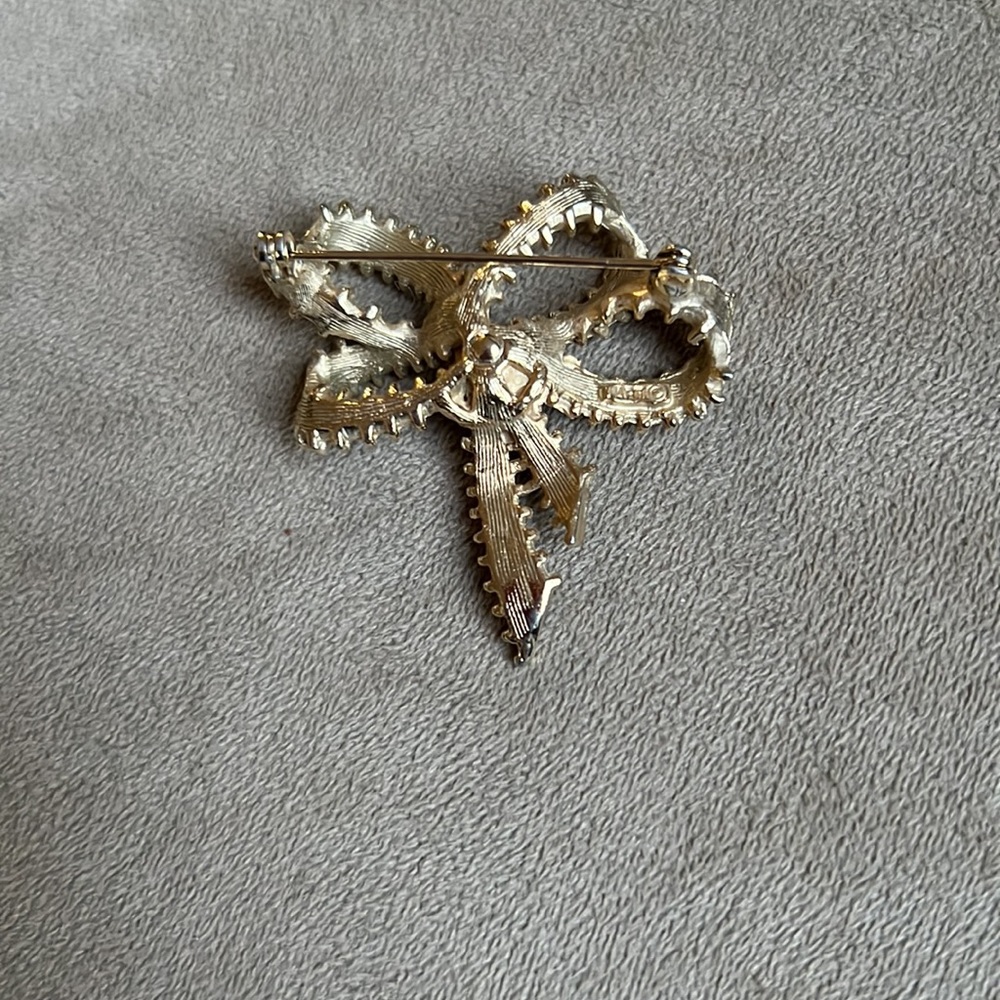 ART Gold Plated Ribbon Brooch - Picture 2 of 3